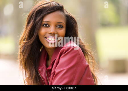 Happy African woman en blouson de cuir Banque D'Images