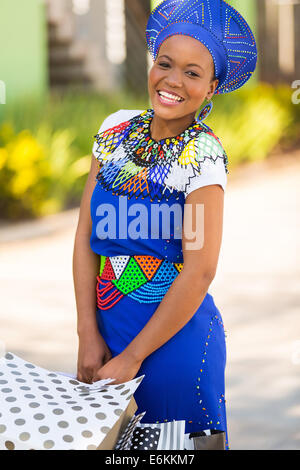 Happy African Zulu woman with shopping bags in mall Banque D'Images