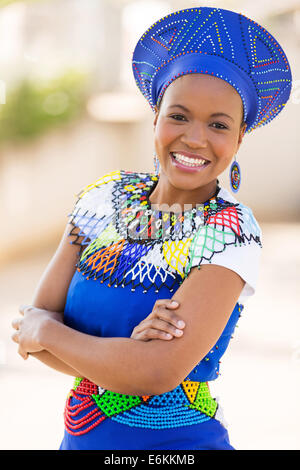 Jeune femme zoulou d'Afrique du Sud en vêtements traditionnels portrait outdoors Banque D'Images