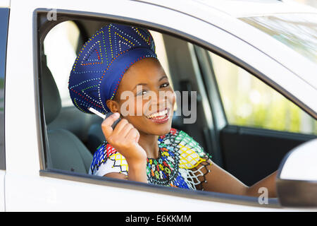 Happy black woman showing clé de voiture à l'intérieur de son nouveau véhicule Banque D'Images
