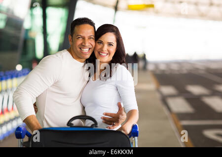 Couple heureux de partir en vacances par air Banque D'Images