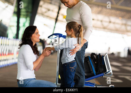 Belle mère dit au revoir à sa fille à l'aéroport Banque D'Images