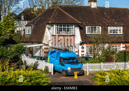 British Gas van stationné sur l'allée à l'extérieur d'une maison traditionnelle 1930 à Epsom, Surrey, Angleterre, Royaume-Uni. Banque D'Images