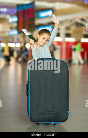 Jolie petite fille salué à l'aéroport Banque D'Images