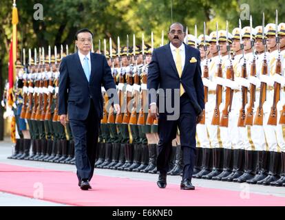 Beijing, Chine. 26 août, 2014. Le Premier ministre chinois Li Keqiang (L) est titulaire d'une cérémonie d'accueil pour Antigua-et-Barbuda Premier Ministre Gaston Browne à Beijing, Chine, le 26 août 2014. Credit : Ding Lin/Xinhua/Alamy Live News Banque D'Images