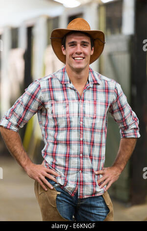 Portrait of American cowboy debout dans d'équitation Banque D'Images