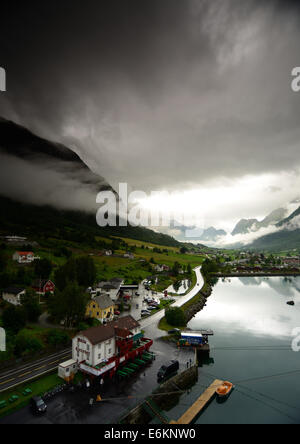 Menaces sur un fjord norvégien. Banque D'Images