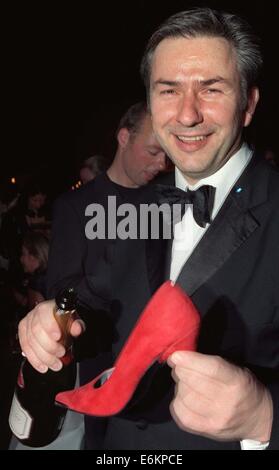 (Dossier) - Une archive photo, datée du 15 novembre 2001, illustre maire de Berlin, Klaus Wowereit (SPD), est titulaire d'une dame rouge chaussures dans sa main alors qu'il assiste à la 53e cérémonie de remise des prix Bambi à Berlin, Allemagne. Wowereit va officiellement démissionner en tant que maire de Berlin le 11 décembre 2014. Photo : Jens Kalaene/dpa Banque D'Images