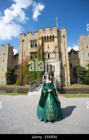 Dame en costume Tudor à l'extérieur du château de Hever et Jardins, près de Canterbury, Kent, England, UK Banque D'Images