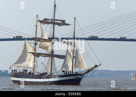 Londres, Royaume-Uni. Sep 9, 2014. L'un des navires dans 'La Parade de la voile', le Pelican of London, voiles hors de Londres et en vertu de la Dartford Bridge à la fin des quatre jours de grands navires, régates à Greenwich. Crédit : Steve Hickey/Alamy Live News Banque D'Images