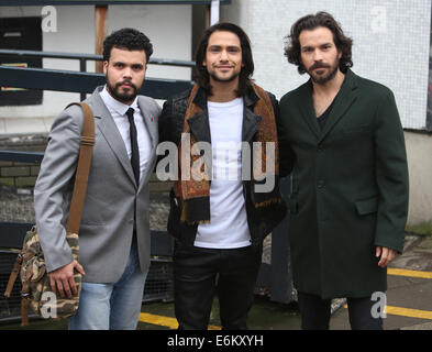 Luke Pasqualino, Santiago Cabrera et Howard Charles à l'extérieur de l'UGC vidéo mettant en vedette : Luke Pasqualino,Santiago Cabrera,Howard Charles Où : London, Royaume-Uni Quand : 20 Mars 2014 Banque D'Images