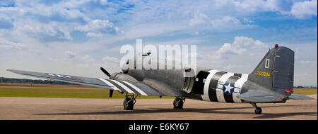 Un avion de transport DC3 Dakota du Nord sur l'affichage à Duxford Banque D'Images