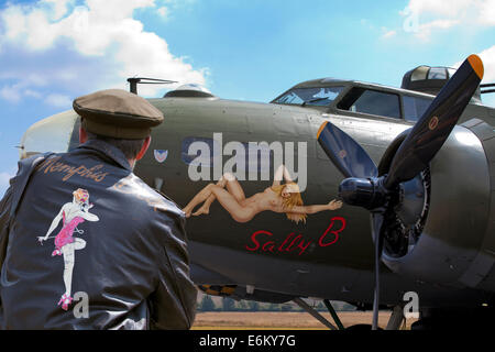 Le capitaine de l'Sally B bomber attendant de monter à bord de son avion avec le soleil brillant Banque D'Images