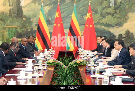 Beijing, Chine. 26 août, 2014. Le Premier ministre chinois Li Keqiang (2e R) se réunit avec le président zimbabwéen Robert Mugabe (2L) à Beijing, capitale de Chine, le 26 août 2014. Credit : Yao Dawei/Xinhua/Alamy Live News Banque D'Images