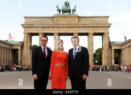 (Dossier) une archive photo, datée du 27 mai 2011, indique l'Agence suédoise de la princesse Victoria (C), le Prince Daniel (L), et le maire de Berlin, Klaus Wowereit (SPD, R) visiter la Porte de Brandebourg à Berlin, Allemagne. Photo : Maurizio Gambarini/dpa Banque D'Images