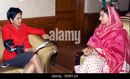 New Delhi, Inde. 26 août, 2014. Le ministre indien des Industries de transformation des aliments Harsimrat Kaur Badal (R) rencontre avec le président et PDG de PepsiCo Indra Nooyi à New Delhi, Inde, le 26 août 2014. Source : Xinhua/Alamy Live News Banque D'Images