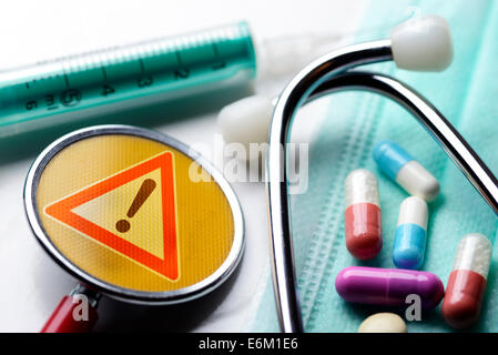Stethoskop mit Spritze Warnschild, und Tabletten, Symbolfoto Behandlungsfehler medizinischer Banque D'Images