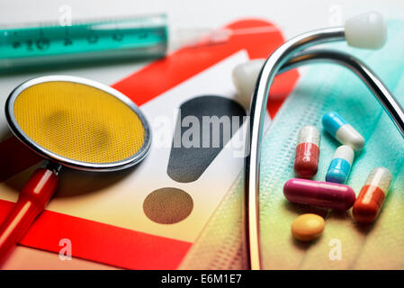 Stethoskop, Spritze, Tabletten und Warnschild, Symbolfoto Behandlungsfehler medizinischer Banque D'Images