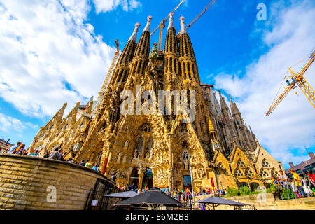 Vue extérieure du chef-d'œuvre de Gaudi, la Sagrada Familia à Barcelone. En regardant la façade de la Nativité. Banque D'Images