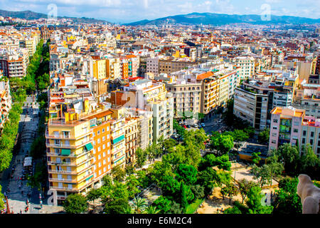 Vue de la façade de la nativité dans le chef d'oeuvre de Gaudi, la tour, la Sagrada Familia, à la recherche sur Barcelone en Espagne Banque D'Images