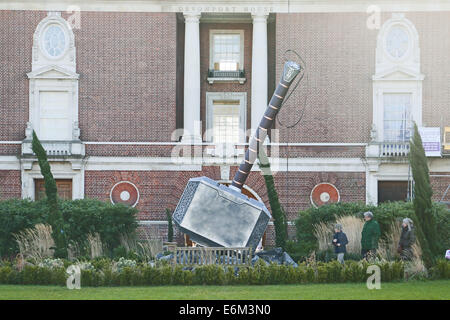 Un énorme marteau de Thor est apparu dans les motifs de Davenport House, Londres, pour coïncider avec la sortie DVD de Thor 2 : Le monde obscur, le 25 février, 2014 Avec : Atmosphère Où : London, Royaume-Uni Quand : 21 Mars 2014 Banque D'Images