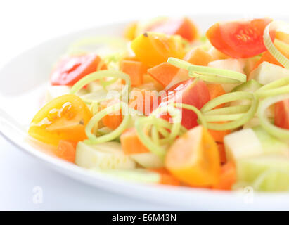 Salade vegan la lumière. Ingrédients : squash (moelle osseuse), carottes, poireaux, tomates cerises rouges et jaunes. Banque D'Images
