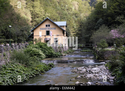 Zeleni Vir - Touristic place profondément dans les montagnes de Gorski Kotar, Croatie, Europe. En photo : petite centrale électrique Banque D'Images