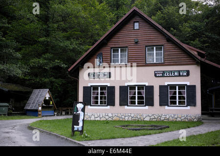 Zeleni Vir - Touristic place profondément dans les montagnes de Gorski Kotar, Croatie, Europe. Merveille de la nature. Banque D'Images