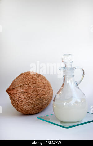 L'huile de coco semi-solide en carafe en verre. Banque D'Images