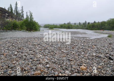 Côte rocheuse de la taïga du nord de la rivière de montagne dans la région de l'Oural polaire. Banque D'Images