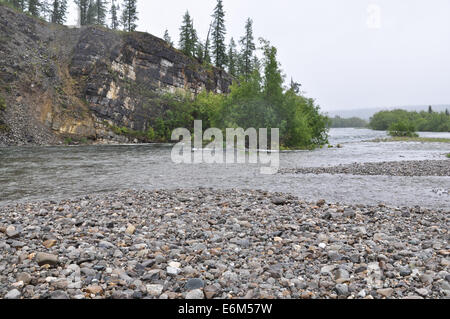 Côte rocheuse de la taïga du nord de la rivière de montagne dans la région de l'Oural polaire. Banque D'Images