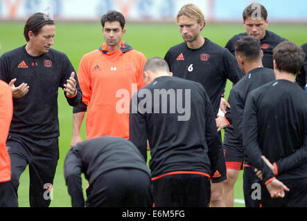 Leverkusen, Allemagne. 26 août, 2014. Leverkusen entraîneur en chef Roger Schmidt (L) surveille ses joueurs pendant une session de formation à Leverkusen, Allemagne, 26 août 2014. Leverkusen jouera FC Copenhague pendant la deuxième étape de la qualification de la Ligue des Champions le 27 août 2014. Leverkusen a remporté la première manche contre le Danemark 3-2. Photo : FEDERICO GAMBARINI/dpa/Alamy Live News Banque D'Images