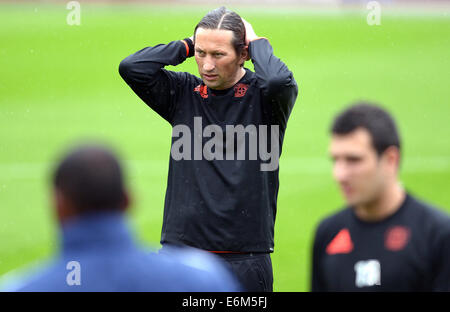 Leverkusen, Allemagne. 26 août, 2014. Leverkusen entraîneur en chef Roger Schmidt (C, R) surveille ses joueurs pendant une session de formation à Leverkusen, Allemagne, 26 août 2014. Leverkusen jouera FC Copenhague pendant la deuxième étape de la qualification de la Ligue des Champions le 27 août 2014. Leverkusen a remporté la première manche contre le Danemark 3-2. Photo : FEDERICO GAMBARINI/dpa/Alamy Live News Banque D'Images