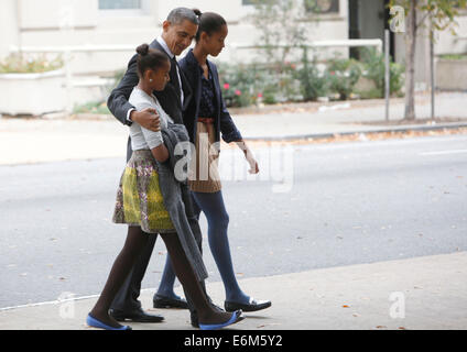 Le président Barack Obama marche de St John's Episcopal Church à la Maison Blanche le 28 octobre 2012 Banque D'Images