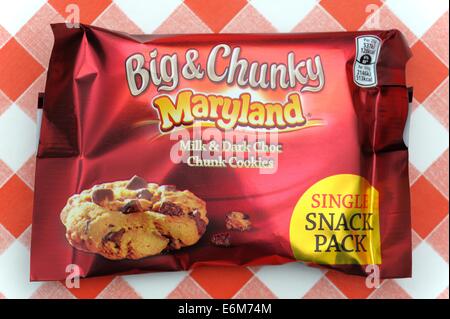 Grande et volumineuse au Maryland et de lait au chocolat chunk cookies Banque D'Images