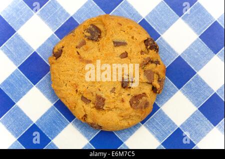 Grande et volumineuse au Maryland et de lait au chocolat chunk cookies Banque D'Images