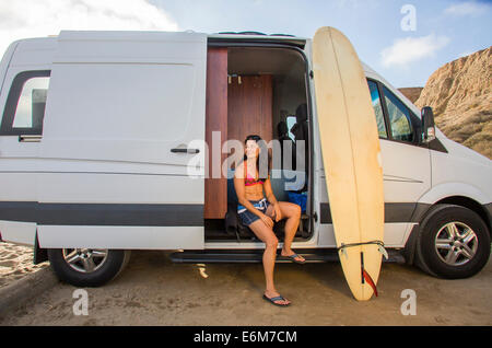 Woman sitting in car Banque D'Images