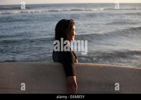 Woman looking at sea Banque D'Images