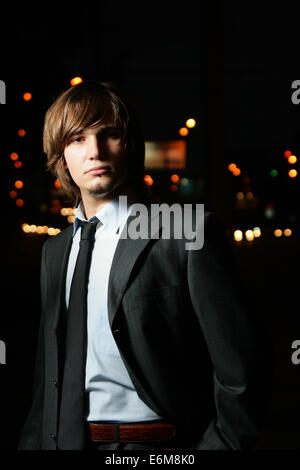 Handsome businessman et nuit ville en arrière-plan Banque D'Images