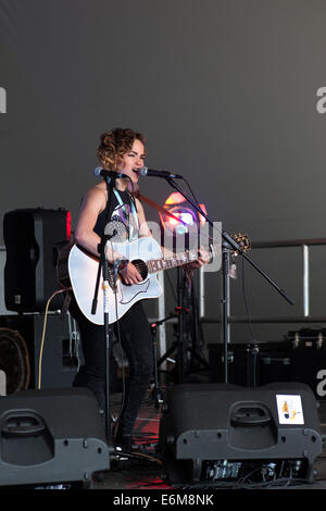 Une jeune femme chante lors de sa performance sur la scène du festival 2014 victorieuse angleterre southsea Banque D'Images