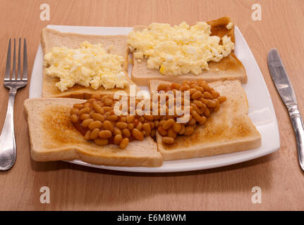 Oeufs brouillés et haricots sur Toast Banque D'Images