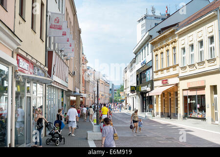 Les gens qui marchent à rue de la vieille ville de Banja Luka. Banque D'Images