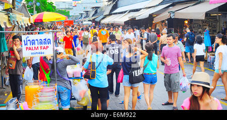 Les gens shopping à Chatuchak Weekend Market à Bangkok, Thaïlande. Il est le plus grand marché Banque D'Images