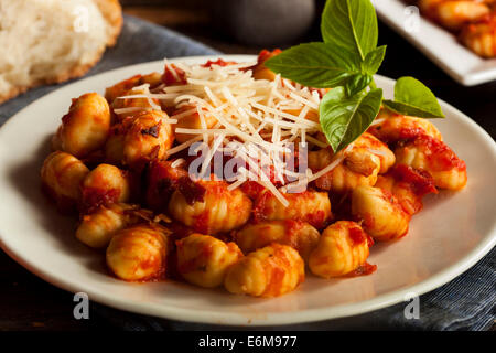 Gnocchi italienne maison avec sauce rouge et fromage Banque D'Images