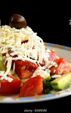 Salade bulgare tradition avec les concombres, les tomates, l'oignon et le fromage feta Banque D'Images