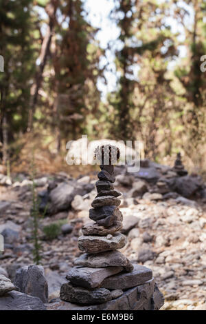 Des cairns construit par les marcheurs pour marquer le chemin sur un chemin forestier près de Ifonche à Tenerife, îles Canaries, Espagne. Banque D'Images