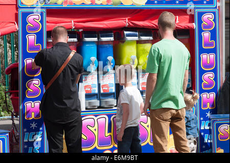 Un homme d'acheter des boissons glacées pour ses enfants au festival victorieux 2014 UK Angleterre southsea Banque D'Images