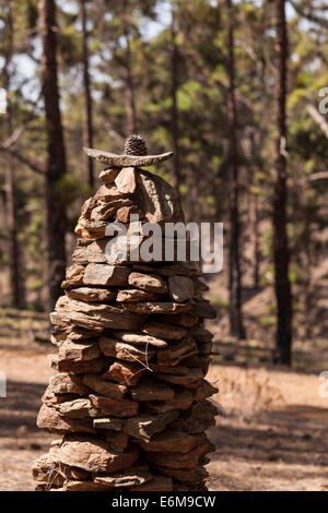 Des cairns construit par les marcheurs pour marquer le chemin sur un chemin forestier près de Ifonche à Tenerife, îles Canaries, Espagne. Banque D'Images