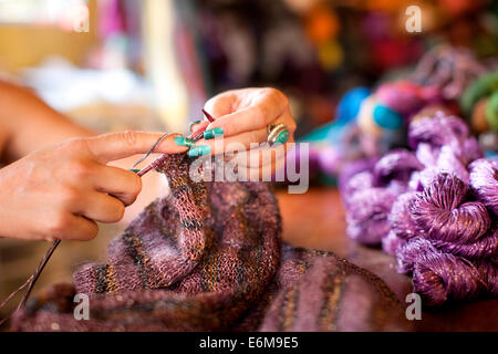 Close-up view of woman knitting Banque D'Images