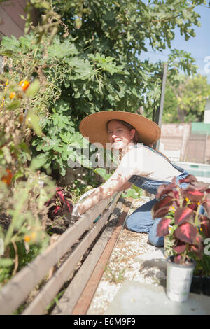 View of woman in garden Banque D'Images